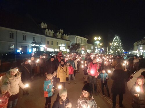 Fackelwanderung mit Erstkommunion- und Schulkindern in Bad St. Leonhard (Martin Edlinger)