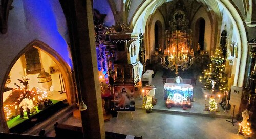 Die Pfarrkirche St. Stefan im besonderen Licht anlässlich der Medjugorje-Andacht im Jänner 2023, links die Weihnachtskrippe. (Bild: P.St.).