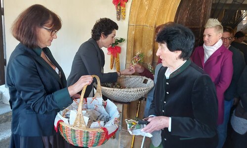 In Papiersackerln einzeln verpackte Brote sowie Erntesträußchen für die Gottesdienstbesucher. (Bild: P.St.).