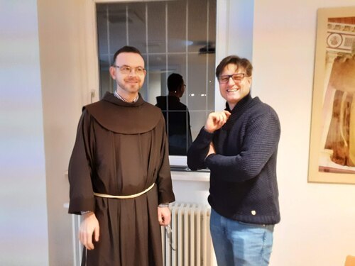 P. Dominikus (l.) auf Besuch im Februar 2023 im Rahmen der Reihe Basiswissen Theologie.<br />
Foto: P. Emmanuel-Maria