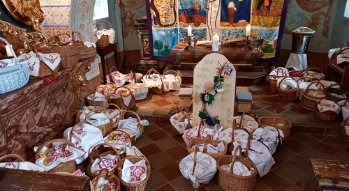 Weihkörbe voll Osterspeisen - bereit für die Segnung<br />
(Foto: Rainer Furlan)