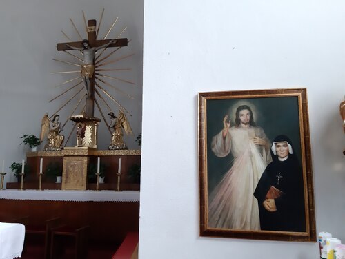 Apostolin der Barmherzigkeit in der Pfarrkirche St. Josef am Osiachersee (JW). Apostolin der Barmherzigkeit in der Pfarrkirche St. Josef am Osiachersee (JW).