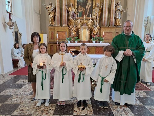 Fünf neue Ministrantinnen und Ministranten sind zur großen Ministrantenschar in Bad St. Leonhard dazugekommen: Olivia Maier, Franziska Kainz, Florian Jöbstl und Louis Hochegger wurden am 18. Juni bei der Messe in die Ministantengruppe aufgenommen. Im Bild sind sie mit Ministrantenbetreuerin Luise Kienzl und Stadtpfarrer Martin Edlinger. Annika Starzacher wurde innerhalb der Pfarrmesse am 25. Juni 2023 der Pfarrgemeinde vorgestellt. (Pfarre)