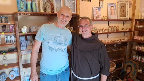 Nach dem Vortrag von Goran und in seinem kleinen Shop in Medjugorje.<br />
Foto: P. Emmanuel-Maria Fitz OFM