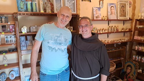 Nach dem Vortrag von Goran und in seinem kleinen Shop in Medjugorje.<br />
Foto: P. Emmanuel-Maria Fitz OFM Nach dem Vortrag von Goran und in seinem kleinen Shop in Medjugorje.<br />
Foto: P. Emmanuel-Maria Fitz OFM