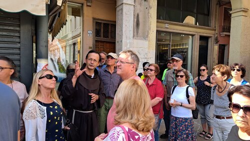 Br. Moritz Windegger OFM gibt in einer Stadtführung einen Einblick in die Geschichte und der heutigen Situation von Padua.<br />
Foto: P. Emmanuel-Maria Fitz OFM