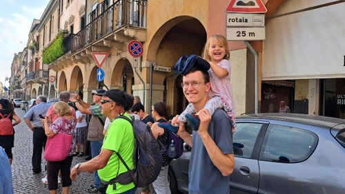 Die jüngste Teilnehmerin lässt sich nichts entgehen. Wenn es mal zu anstregend wird, besteht ja die Möglichkeit, das “Papa-Mobil“ zu nutzen.<br />
Foto: P. Emmanuel-Maria Fitz OFM Die jüngste Teilnehmerin lässt sich nichts entgehen. Wenn es mal zu anstregend wird, besteht ja die Möglichkeit, das “Papa-Mobil“ zu nutzen.<br />
Foto: P. Emmanuel-Maria Fitz OFM
