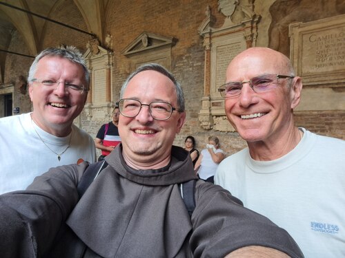 Nach der Führung, dem persönlichen Gebet und der hl. Messe ein Selfie im Kreuzgang der Basilika des hl. Antonius.<br />
Foto: P. Emmanuel-Maria Fitz OFM Nach der Führung, dem persönlichen Gebet und der hl. Messe ein Selfie im Kreuzgang der Basilika des hl. Antonius.<br />
Foto: P. Emmanuel-Maria Fitz OFM