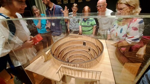 Führung Universität Padua - Anatomiesaal als Theater<br />
Vorm Betreten des unteren Teil des Anatomiesaals, kann anhand eines Modelles ein erster Eindruck der Architektur gewonnen werden.<br />
Foto: P. Emmanuel-Maria Fitz OFM Führung Universität Padua - Anatomiesaal als Theater<br />
Vorm Betreten des unteren Teil des Anatomiesaals, kann anhand eines Modelles ein erster Eindruck der Architektur gewonnen werden.<br />
Foto: P. Emmanuel-Maria Fitz OFM
