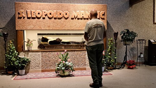 Am Grab des hl. Leopold Mandic.<br />
Foto: P. Emmanuel-Maria Fitz OFM Am Grab des hl. Leopold Mandic.<br />
Foto: P. Emmanuel-Maria Fitz OFM