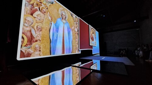 Die Führung des Baptisteriums beginnt mit einem eindrücklichen medial gut zusammengestellten Film.<br />
Foto: P. Emmanuel-Maria Fitz OFM Die Führung des Baptisteriums beginnt mit einem eindrücklichen medial gut zusammengestellten Film.<br />
Foto: P. Emmanuel-Maria Fitz OFM