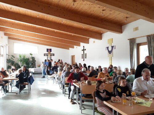 Gemeinsames Mittagessen im Pfarrsaal nach der Martinimesse (JW)