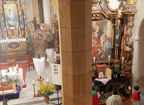 Gründonnerstag: Das Allerheiligste in einem Tabernakel beim Seitenaltar – Pfarrer Martin und Ministranten bei der Anbetung. Links oben: Fastentuch beim Hauptaltar: Ölbergszene. (Bild: P.St.). Gründonnerstag: Das Allerheiligste in einem Tabernakel beim Seitenaltar – Pfarrer Martin und Ministranten bei der Anbetung. Links oben: Fastentuch beim Hauptaltar: Ölbergszene. (Bild: P.St.).