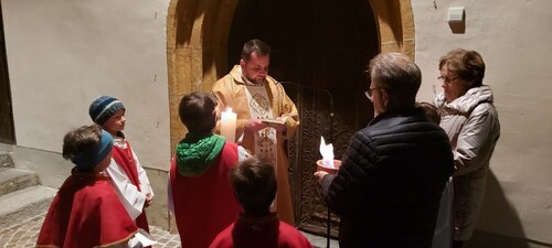 Feier der Osternacht, 30. März 2024, in der Pfarrkirche St. Stefan an der Gail - Lichtfeier Feier der Osternacht, 30. März 2024, in der Pfarrkirche St. Stefan an der Gail - Lichtfeier