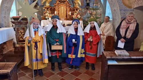 Die Sternsinger*innen währen der Dreikönigsmesse<br />
(Foto: Rainer Furlan)