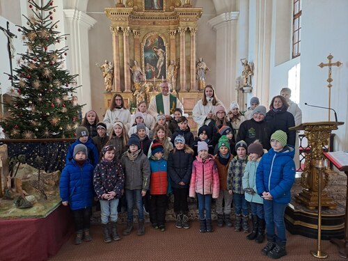 Die Erstkommunionkinder mit Dechant Martin Edlinger, Religionslehrerin Angela Münzer und einigen Ministrant:innen (Pfarre)