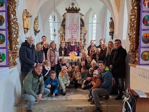 Die Erstkommunionkinder mit ihren Eltern, Pfarrer Martin Edlinger, Religionslehrerin Mechtildis Kaufmann und Frau Direktor Andrea Jörke-Oberdorfer (Pfarre)