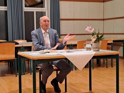 P. Dr. Anton Witwer SJ bei seinem Vortrag in Bad St. Leonhard (Pfarre)