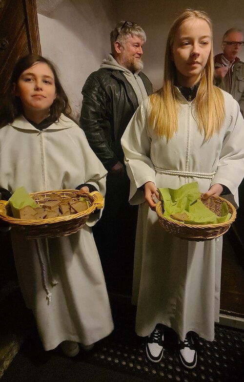 Ministranten verteilten nach der Messe Brot an die Messbesucher.<br />
<em>Foto: Wakounig S.</em> Ministranten verteilten nach der Messe Brot an die Messbesucher.<br />
<em>Foto: Wakounig S.</em>
