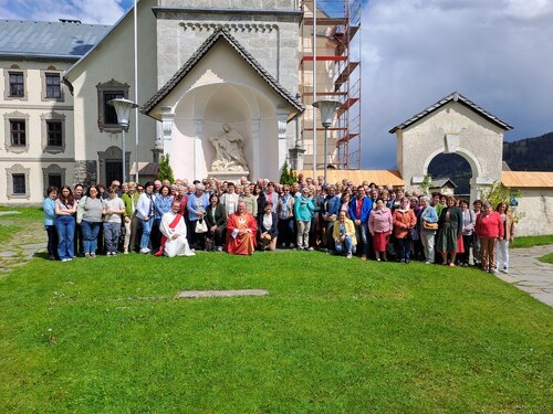 Die Lavanttaler PIlgergruppe vor der Luggauer Basilika (Pfarre)