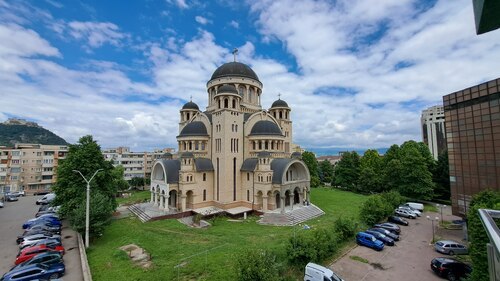 Hinter der Orthodoxen Kirche ragt der Schlossberg von Deva hervor.<br />
Foto: P. Emmanuel-Maria Fitz OFM Hinter der Orthodoxen Kirche ragt der Schlossberg von Deva hervor.<br />
Foto: P. Emmanuel-Maria Fitz OFM
