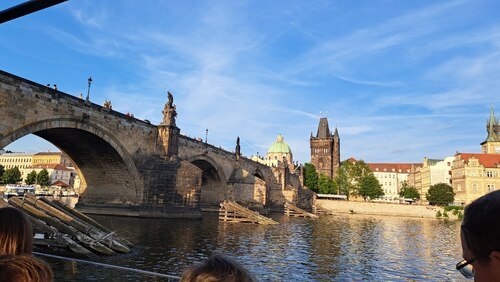 Blick auf die Karlsbrücke vor dem Sonnenuntergang.<br />
Foto: P. Emmanuel-Maria Fitz OFM Blick auf die Karlsbrücke vor dem Sonnenuntergang.<br />
Foto: P. Emmanuel-Maria Fitz OFM