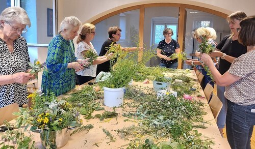 Frauen banden Büschel mit Kräuter, die am 15. August 2024 nach den Gottesdiensten verteilt wurden. Die Kräutersegnung in Wollang fand ebenfalls wieder statt: <a data-cke-saved-href=“https://www.kath-kirche-kaernten.at/pfarren/detail/C3258/kraeutersegnung-am-15-august-2024“ href=“https://www.kath-kirche-kaernten.at/pfarren/detail/C3258/kraeutersegnung-am-15-august-2024“ target=“_blank“>https://www.kath-kirche-kaernten.at/pfarren/detail/C3258/kraeutersegnung-am-15-august-2024</a>. - Foto: © Monika Dreger Frauen banden Büschel mit Kräuter, die am 15. August 2024 nach den Gottesdiensten verteilt wurden. Die Kräutersegnung in Wollang fand ebenfalls wieder statt: <a data-cke-saved-href=“https://www.kath-kirche-kaernten.at/pfarren/detail/C3258/kraeutersegnung-am-15-august-2024“ href=“https://www.kath-kirche-kaernten.at/pfarren/detail/C3258/kraeutersegnung-am-15-august-2024“ target=“_blank“>https://www.kath-kirche-kaernten.at/pfarren/detail/C3258/kraeutersegnung-am-15-august-2024</a>. - Foto: © Monika Dreger