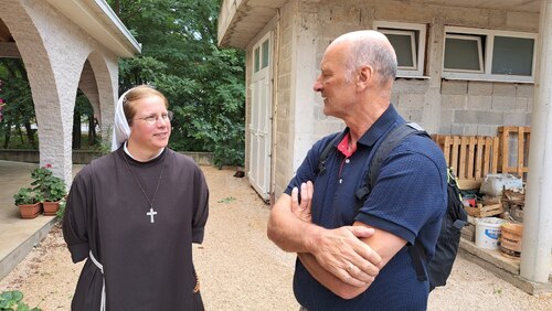 Besuch bei Sr. Kerstin Oswald im Haus der Gemeinschaft Königin des Friedens.<br />
Foto: P. Emmanuel-Maria Fitz OFM Besuch bei Sr. Kerstin Oswald im Haus der Gemeinschaft Königin des Friedens.<br />
Foto: P. Emmanuel-Maria Fitz OFM