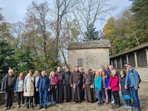 Auf dem Berg La Verna, wo die Gruppe auf P. Aurel aus Albanien treffen und gerade 20 Ordensfrauen ihre feierlichen Gelübde ablegen.<br />
Foto: Monika Dreger Auf dem Berg La Verna, wo die Gruppe auf P. Aurel aus Albanien treffen und gerade 20 Ordensfrauen ihre feierlichen Gelübde ablegen.<br />
Foto: Monika Dreger