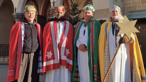 Die Sternsinger waren am Nikolaiplatz präsent. - Foto: © Monika Dreger Die Sternsinger waren am Nikolaiplatz präsent. - Foto: © Monika Dreger