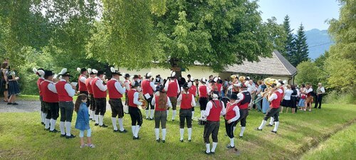 Trachtenkapelle nach der hl. Messe – einige Musikstücke für die Kirchenbesucher! (Bild: P.St.). Trachtenkapelle nach der hl. Messe – einige Musikstücke für die Kirchenbesucher! (Bild: P.St.).