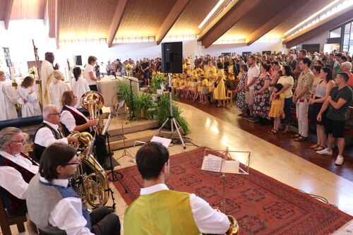 Festgottesdienst am Dreifaltigkeitssonntag in St. Theresia (Foto: © PAss. Peter Artl) Festgottesdienst am Dreifaltigkeitssonntag in St. Theresia (Foto: © PAss. Peter Artl)