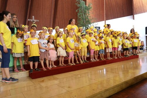 Die Kinder des Kindergarten St. Theresia gehören zum gemeinsamen Feiern dazu (Foto: © PAss. Peter Artl) Die Kinder des Kindergarten St. Theresia gehören zum gemeinsamen Feiern dazu (Foto: © PAss. Peter Artl)