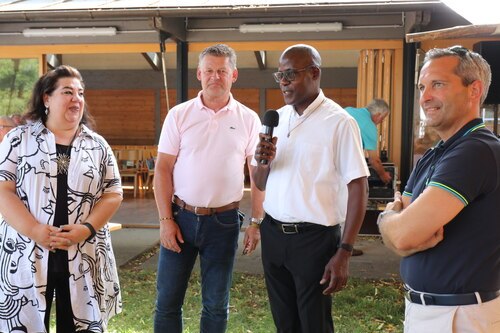 Pfarrprovisor Charles Lwanga Mubiru durfte auch wieder Ehrenbegäste begrüßen (Foto: PAss. Peter Artl) Pfarrprovisor Charles Lwanga Mubiru durfte auch wieder Ehrenbegäste begrüßen (Foto: PAss. Peter Artl)