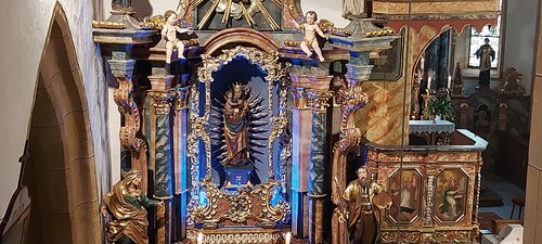 Pfarrkirche St. Stefan – Marienaltar. Spätgotische Marienfigur, Seitenfiguren: hl. Joachim und hl. Anna (Eltern von Maria). (Bild: P.St.). Pfarrkirche St. Stefan – Marienaltar. Spätgotische Marienfigur, Seitenfiguren: hl. Joachim und hl. Anna (Eltern von Maria). (Bild: P.St.).