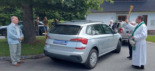 Nach der hl. Messe – Segnung der Fahrzeuge durch Pfarrer Martin (Bild. P. St.) Nach der hl. Messe – Segnung der Fahrzeuge durch Pfarrer Martin (Bild. P. St.)
