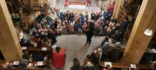 Begrüßung und Dank durch die Kindergartenleiterin (Bild: P. St.).