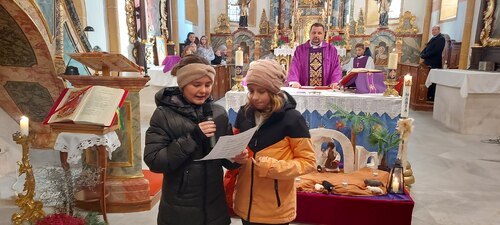 Heilige Messe - Bußakt und Fürbitten: Mädchen der Jungschar (Bild: P. St.).