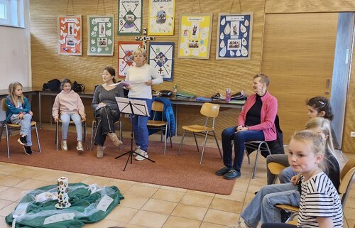 Die Erstkommunionkinder wurden auf ihren Weg der Vorbereitung von Jaqueline Polka, Frau Irmgard Koscher und Frau Danica Tschertou begleitet.<br />
<em>Foto: Pfarre Köttmannsdorf</em> Die Erstkommunionkinder wurden auf ihren Weg der Vorbereitung von Jaqueline Polka, Frau Irmgard Koscher und Frau Danica Tschertou begleitet.<br />
<em>Foto: Pfarre Köttmannsdorf</em>