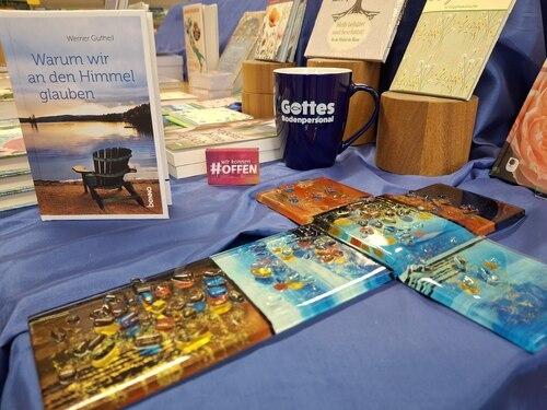 Entdecken Sie aktuelle religiöse und spirituelle Literatur, religiöse (Geschenk-)artikel und mehr im Kirchenshop (Foto: MiHo)