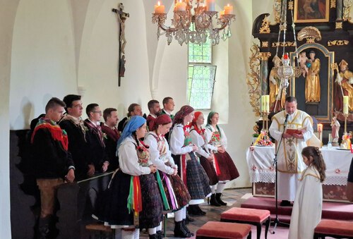 Kirchtagsmesse – mit dabei: Burschen und Mädchen in Gailtaler Tracht. (Bild: Sonja Kucher). Kirchtagsmesse – mit dabei: Burschen und Mädchen in Gailtaler Tracht. (Bild: Sonja Kucher).