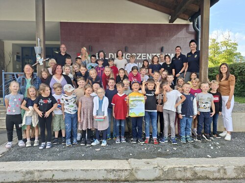 Volksschule St. Stefan – stolz wird der Gutschein für einen Ausflug zum Weißensee präsentiert. (Bild: Sonja Kucher). Volksschule St. Stefan – stolz wird der Gutschein für einen Ausflug zum Weißensee präsentiert. (Bild: Sonja Kucher).