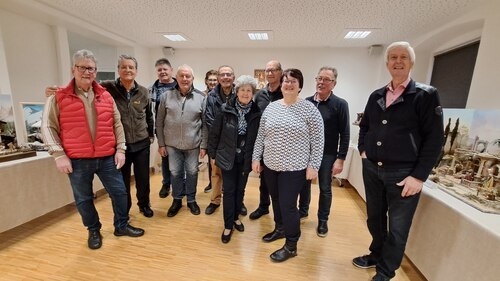 Viele Hände bauen am Vormittag die Krippen für die Ausstellung auf.<br />
Foto: P. Emmanuel-Maria Fitz OFM