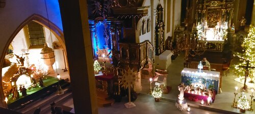 Medjugorje-Andacht am 03. Jänner 2026 – die Pfarrkirche St. Stefan in besonderer Lichtatmosphäre (Haupt-, Volks- und Marienaltar sowie die beiden Weihnachtskrippen).Bild: P. St.