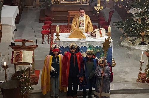 Heilige Messe am Hochfest Heilige Drei König: eine Gruppe der Sternsinger (Bild. P. St.).