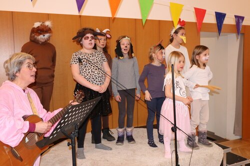Der Kinderkirchenchor mit Leiterin PAss. Gisela Gsodam (links) machten den Auftakt (Foto: PAss. Peter Artl)