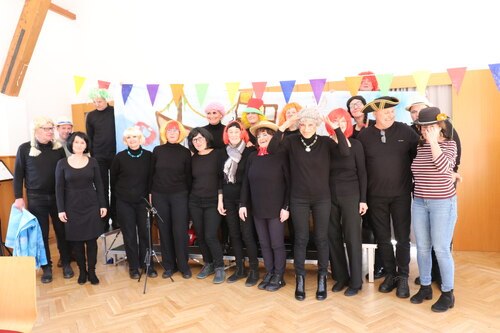 Der Feldkirchenchor glänzte nicht nur gesanglich, sondern auch mit lustigen Einlagen und Darbietungen (Foto: © PAss. Peter Artl)