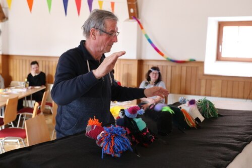 beim lustigen Lobpreisliederraten mit Sockenpuppen wurde geraten, kombiniert, manchmal geraten und improvisiert (Foto: © PAss. Peter Artl)