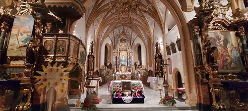 In der Fastenzeit sind der Hauptaltar und die beiden Seitenältere mit Fastentüchern verhüllt (Ölbergszene in der Mitte, Dornenkrönung, rechts, und Pietà, links).(Bild: P. St.). 