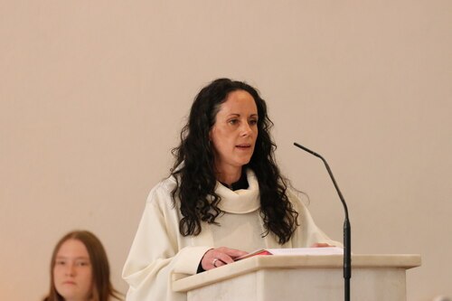 Akolythin Miriam de Courcy bei ihrer Ansprache (Foto: © PAss. Peter Artl)